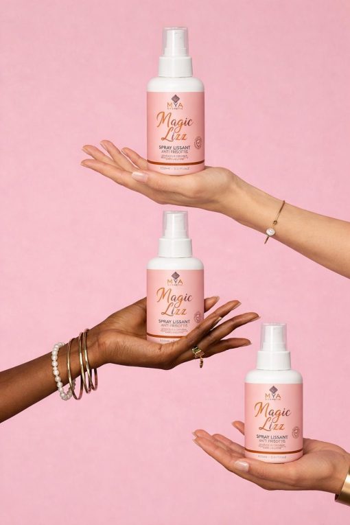 Magic Lizz – Spray lissant thermoprotecteur MYA COSMETIC – trois flacons tenus en main sur fond rose