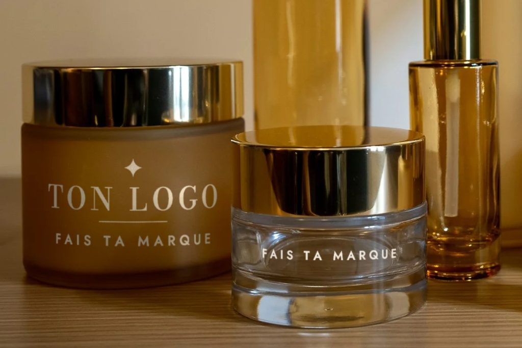 Pot ambré à bouchon doré imprimé « TON LOGO – FAIS TA MARQUE » et pot en verre « FAIS TA MARQUE »