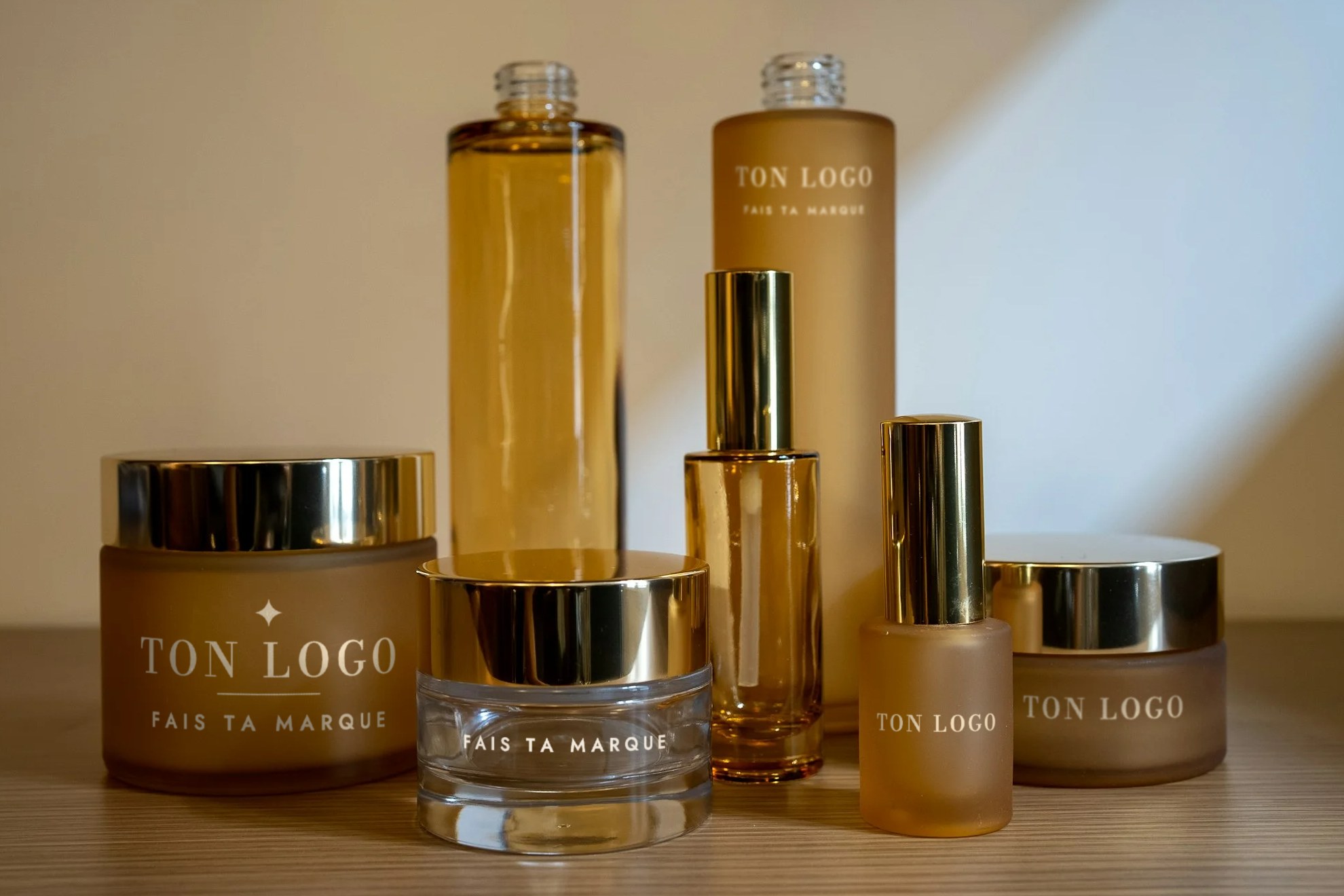Pots et flacons ambrés à bouchons dorés imprimés « TON LOGO » et « FAIS TA MARQUE » : créez votre propre marque de soins capillaires